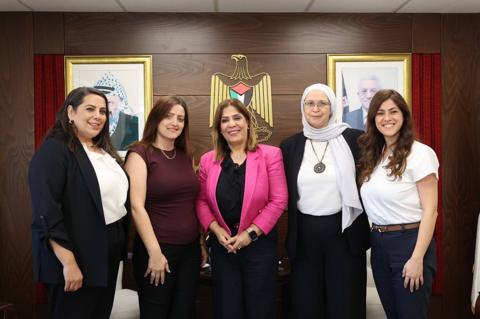 وزيرة شؤون المرأة تلتقي وفدا من جمعية الشابات المسيحية في فلسطين