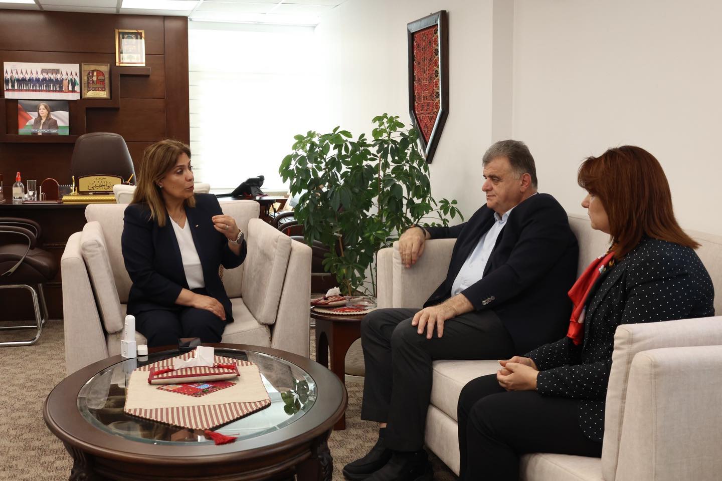  وزيرة شؤون المرأة تلتقي الأمين العام لاتحاد نقابات العمال شاهر سعد