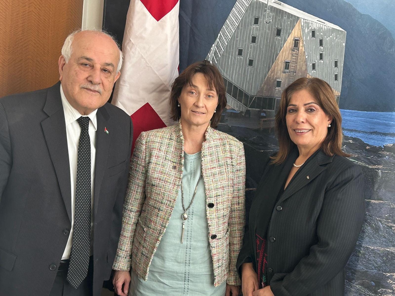 على هامش احياء مجلس الامن ذكرى صدور قرار مجلس الأمن ١٣٢٥ بشأن المرأة والأمن والسلام، تلتقي وزيرة شؤون المرأة منى الخليلي وبرفقة سعادة السفير د رياض منصور، مع بعثة سويسرا وتهنئهم على رئاسة مجلس الأمن.