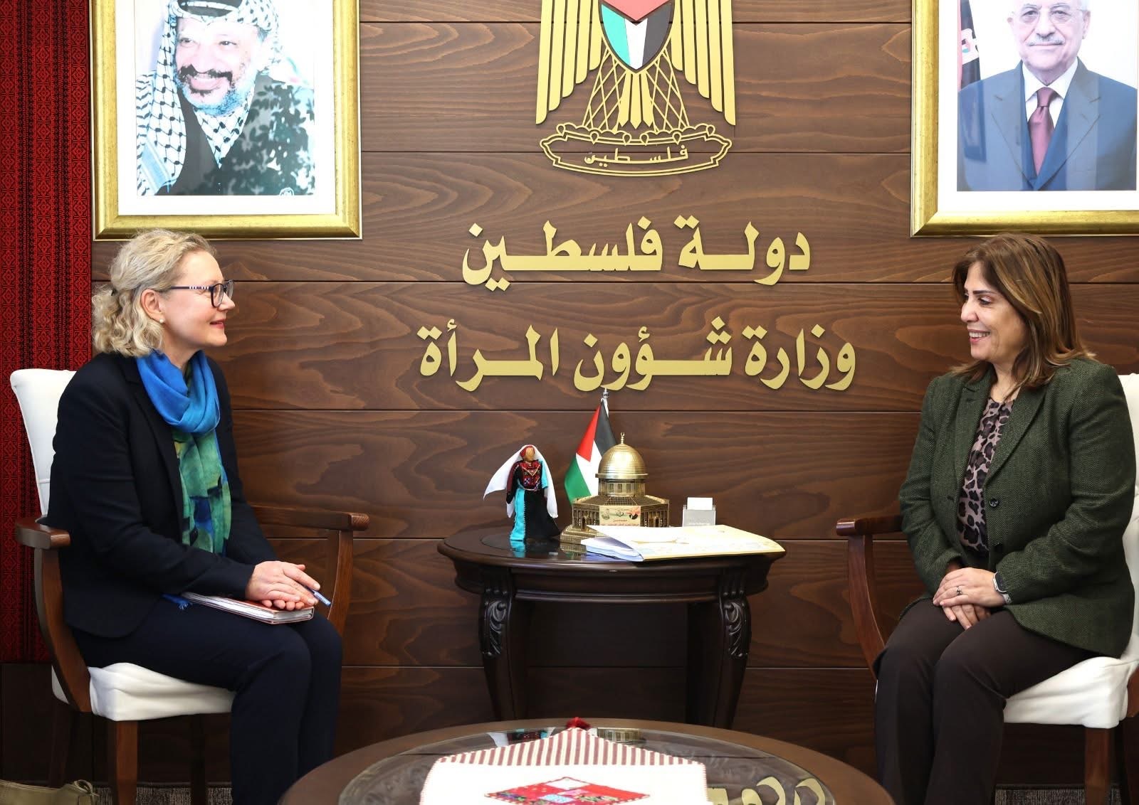 الوزيرة الخليلي تطلع ممثلة جمهورية ليتوانيا السفيرة دلمنتيتي على تداعيات العدوان بحق النساء الفلسطينيات وتؤكد على حقهن بالحماية