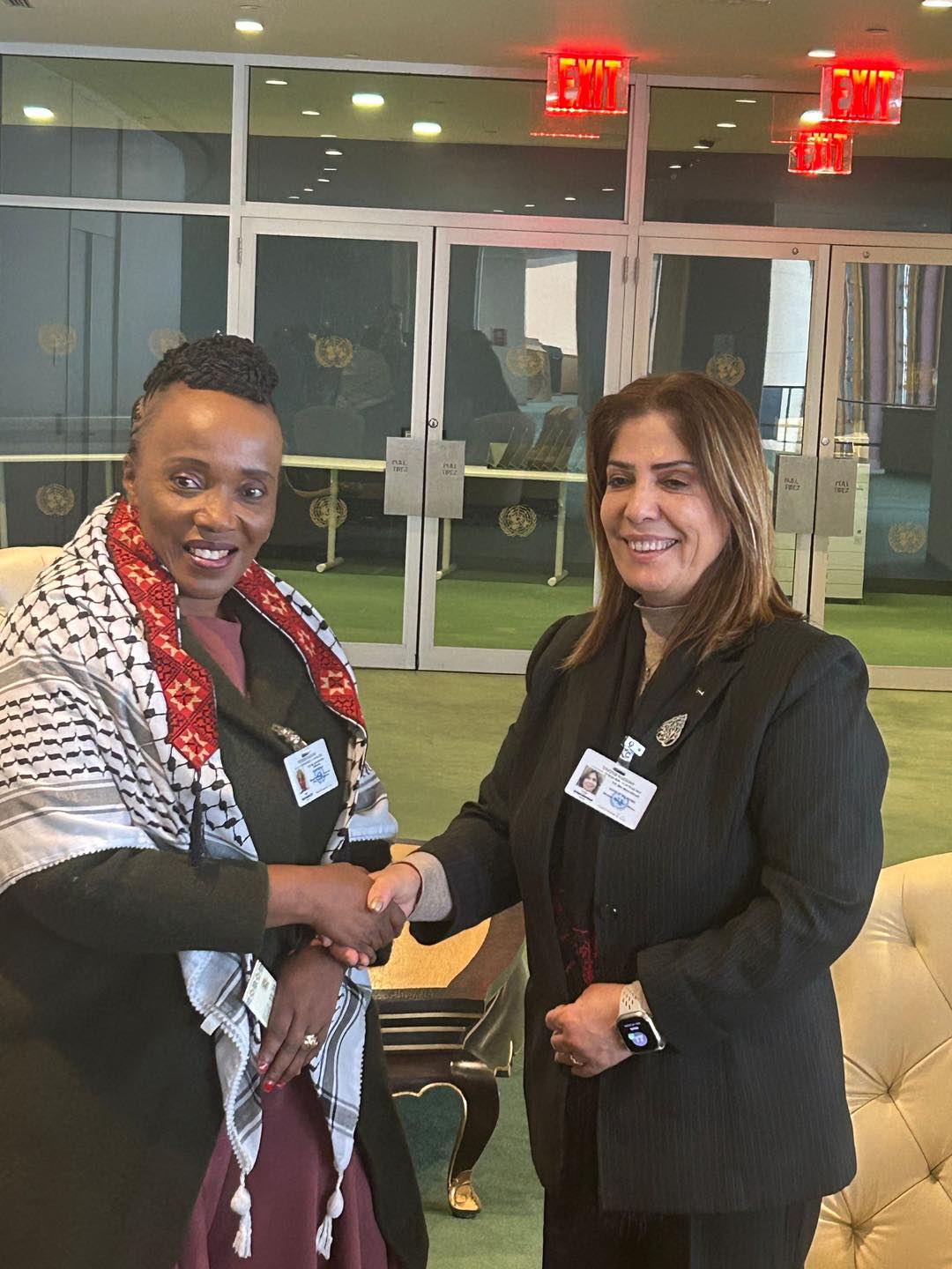 وزيرة شؤون المرأة، منى الخليلي، تلتقي بوزيرة المرأة والشباب وذوي الإعاقة في جنوب إفريقيا، سينديسيوي تشيكونجا