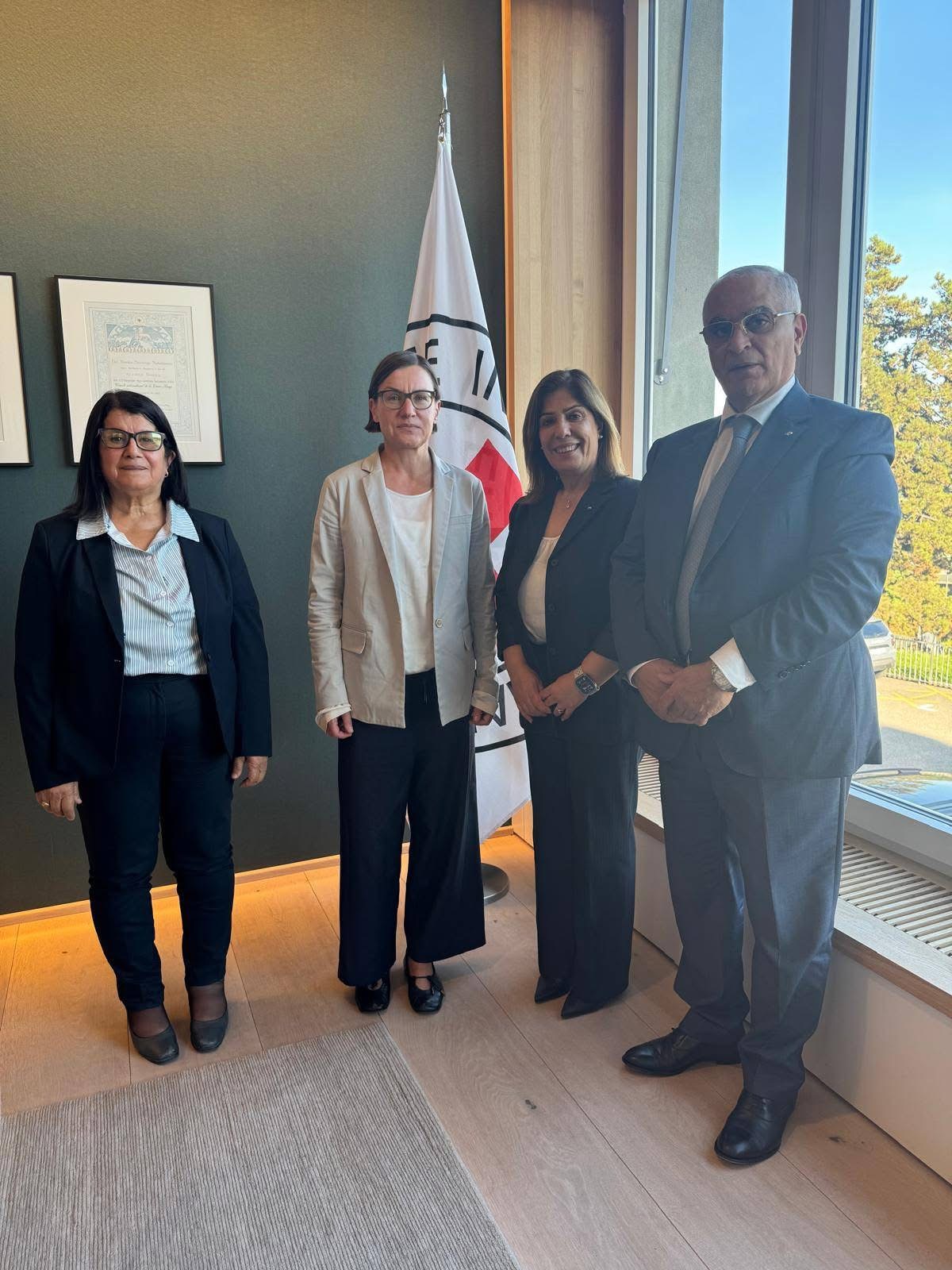 لقاء وزيرة شؤون المرأة مع الصليب الأحمر في جنيف