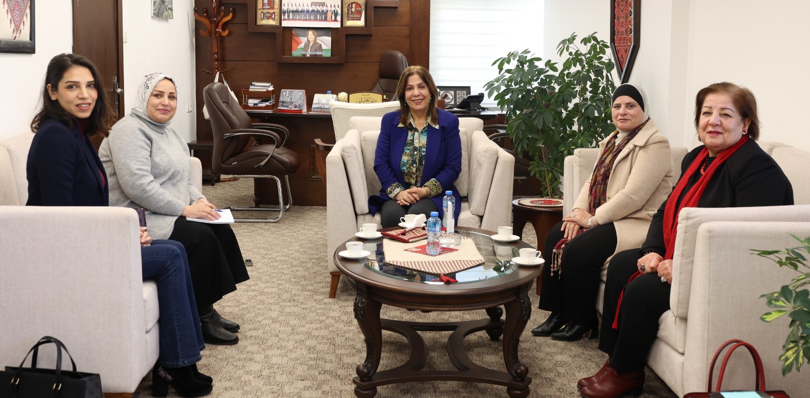 وزيرة شؤون المرأة تلتقي وفد طاقم شؤون المرأة لبحث سبل التعاون واستحقاقات المرحلة لقضايا المرأة